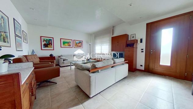 CASA INDIPENDENTE di 8 vani e di 240 mq (GODEGA DI SANT'URBANO) rif. DG025