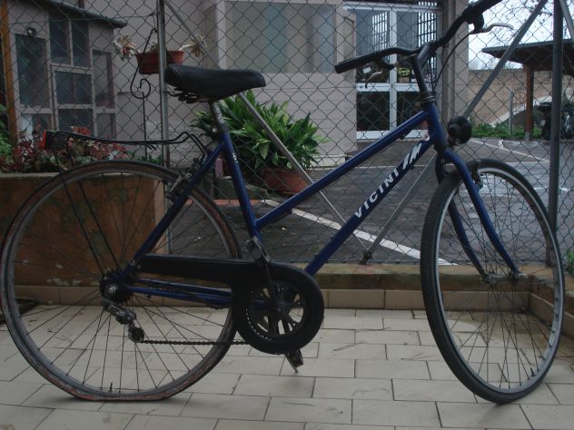 VENDO BICICLETTA CON QUALCHE LAVORETTO DA FARCI MARCA VICINI. - Foto 2