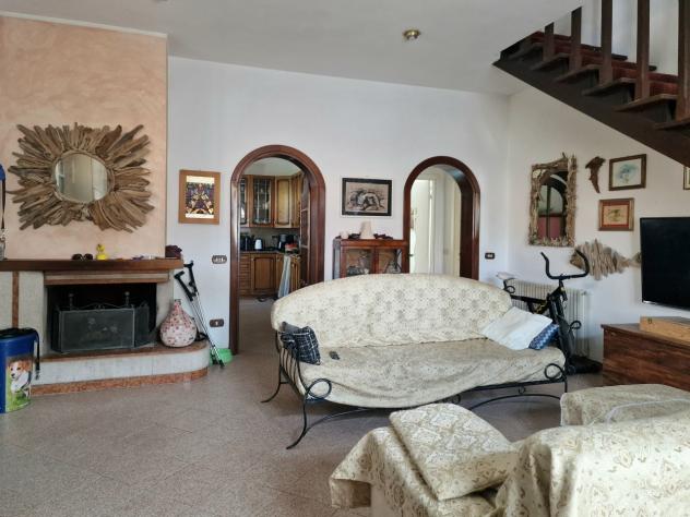MARINA DI MASSA, periferia vicino al mare, proponiamo porzione di villa bifamiliare con giardino privato su tre lati. Si compone di soggiorno, ampia c - Foto 5