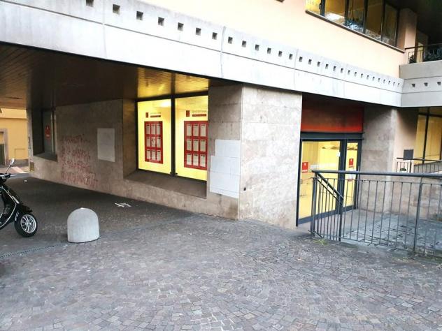 NEGOZIO CON VETRINE E TERRAZZINO A LECCO Centro - Foto 4