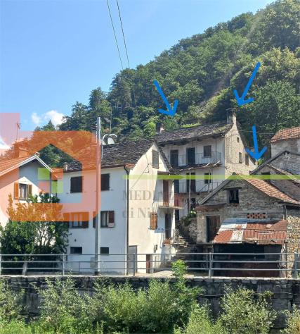 V000450 - CASA ANTICA CON RUSTICI E TERRENO