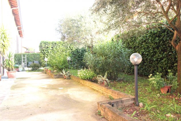 SULBIATE- 3 LOCALI CON GIARDINO E INTERRATO