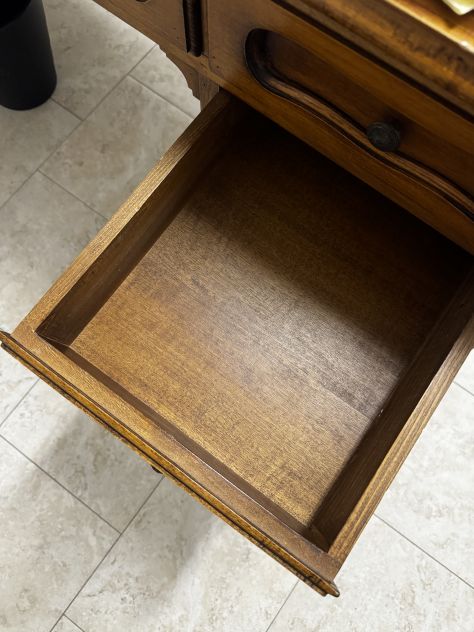 Elegante Scrivania in stile Luigi XV in legno – 5 cassetti
