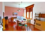 Casa pluricamere con giardino privato e pertinenza a reddito.