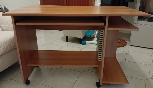 Scrivania da computer usata in  legno,  color noce biondo in ottime condizioni - Foto 3