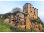 Antica Torre fortificata dei Cavalieri Templari in posizione panoramica a p &hellip;