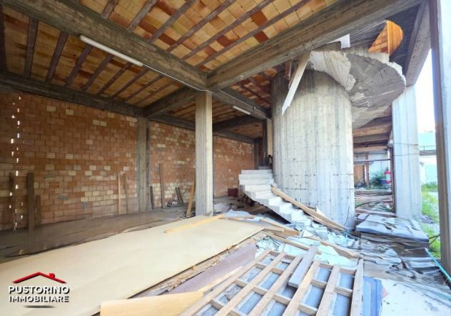 Via Gebbione-Capannone industriale con manufatti in corso di costruzione e corte - Foto 4