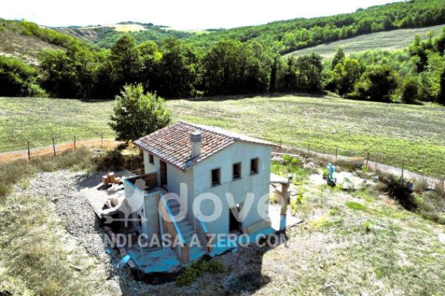 Rustico / Casale di 90 m² con 4 locali e box auto in vendita a Pienza