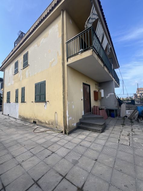 RIF. 509 DOMIZIANA - PORZIONE BIFAMILIARE 2 LIVELLI - BUONO STATO