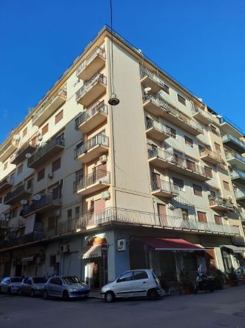 Tre stanze zona Policlinico a studentesse/lavoratrici
