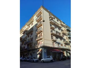 Tre stanze zona Policlinico a studentesse/lavoratrici
