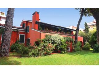 Villa in affitto a Avenza - Carrara 450 mq  Rif: 1341171