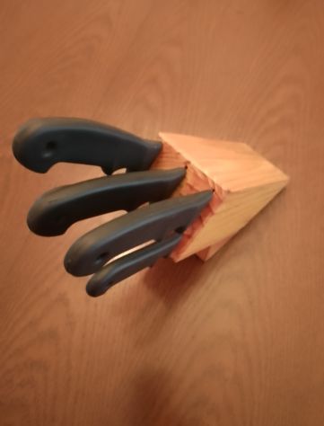 Ceppo in legno massiccio con 5 coltelli