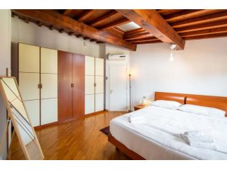Luminoso Appartamento a Firenze con Camera Matrimoniale e Spazi Moderni