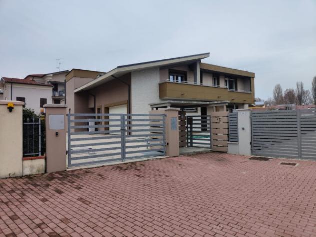 Villa di 300 m² con 4 locali e box auto doppio in vendita a Fabbrico
