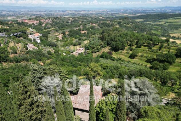 Villa di 300 m² con più di 5 locali e box auto in vendita a Montepulciano