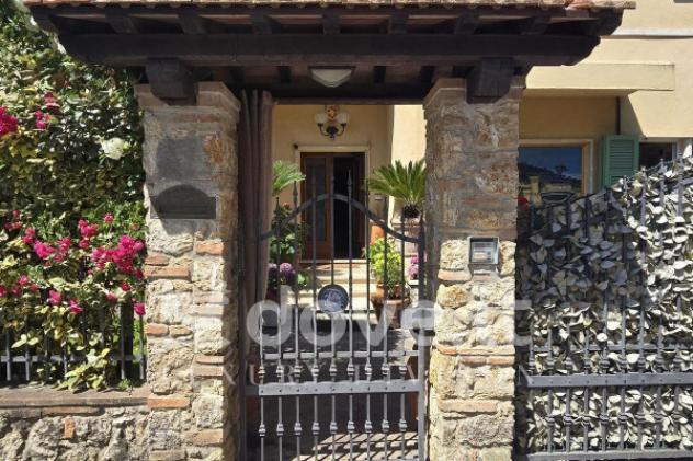 Villa di 270 m² con più di 5 locali e box auto doppio in vendita a Sarteano
