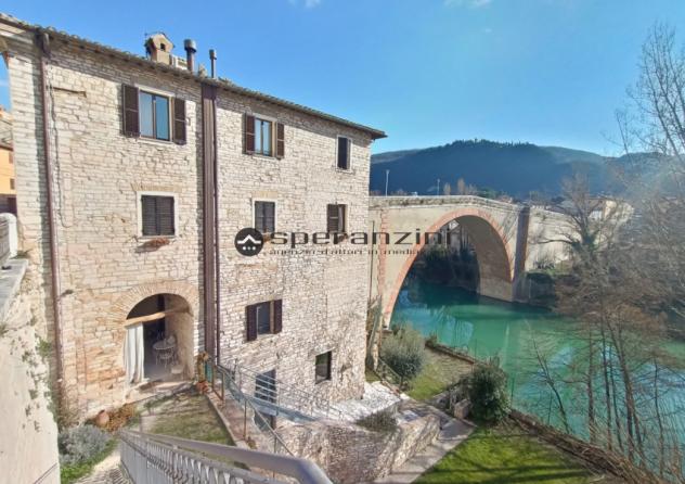 Fossombrone, adiacente al centro storico facilmente accessibile sia con le macchine che a piedi proponiamo in vendita immobile di circa 90 mq con vist - Foto 2
