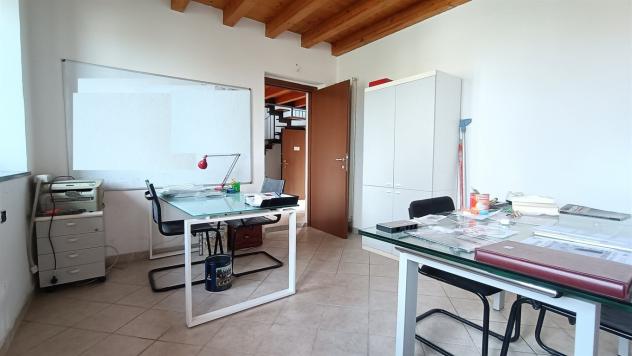 In Caratteristico casale ristrutturato, accattivante appartamento su due livelli con travi a vista. - Foto 17
