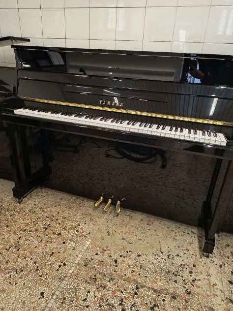Pianoforte Yamaha B2 seminuovo con trasporto e panca inclusi