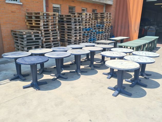 tavoli in plastica da esterno usati