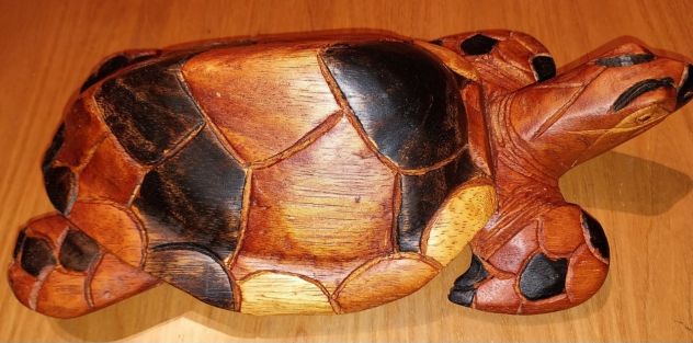 Scultura artigianale di una tartaruga realizzata in legno. - Foto 4