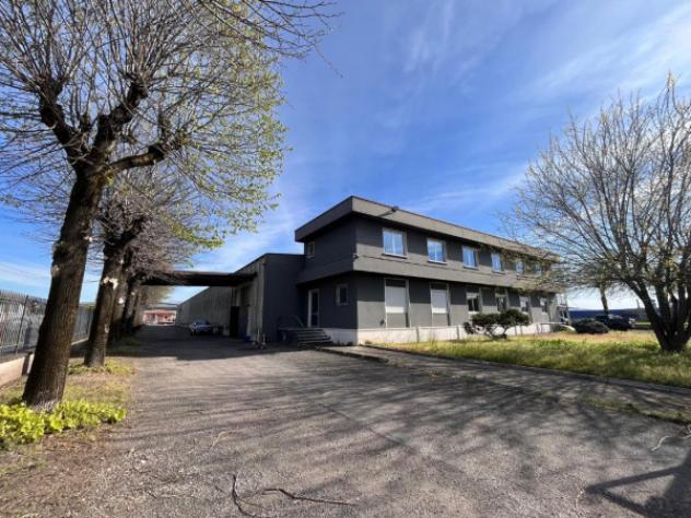 Immobile di 3300 m² con 5 locali in affitto a Torbole Casaglia