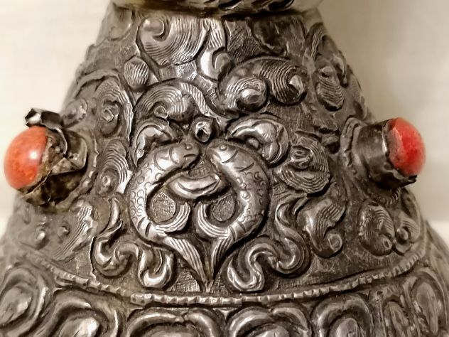 ANTICO SIGILLO IN ARGENTO, BACHELITE, PIETRE E MADREPORA, NEPAL, XX SECOLO. - Foto 8