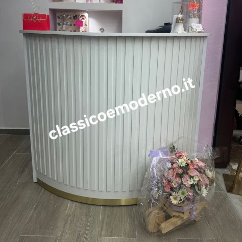 Bancone reception cannettato bianco striscia oro centro estetico su misura
