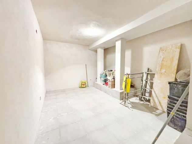 Magazzino C/2 ristrutturato con bagno – a DERGANO - Foto 3