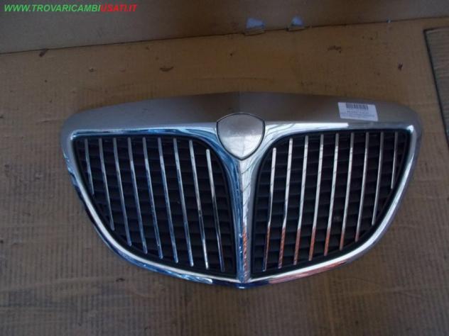 GRIGLIA CON STEMMA CROMATA 04 LANCIA YPSILON (843-TE/TI)  Carrozzeria  Lamierati esterni  Paraurti  Griglia radiat LANCIA - MUSA - 01-09-2004 - 01-09-