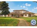 villa bifamigliare con capannone uso deposito