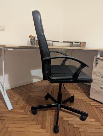 Sedia direzionale ufficio nera imbottita con braccioli
