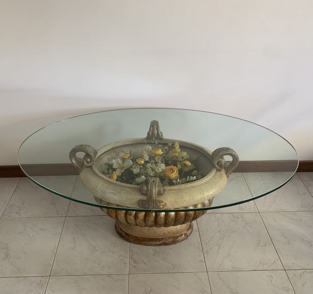 Tavolino da salotto, hotel, con base decorativa in stile classico.