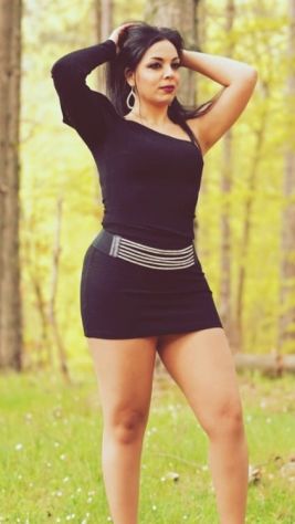 Offresi modella per shooting Glamour , abito da sera , elegante
