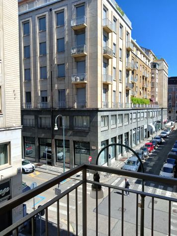 Ampia camera con balcone in elegante appartamento ristrutturato - Foto 8