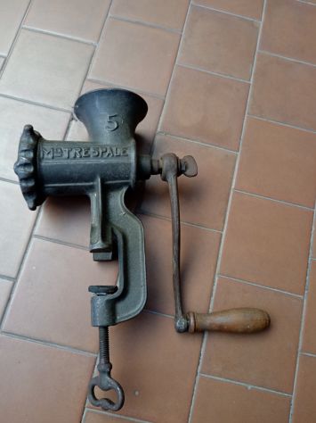 Trita Carne Macina Carne in Ghisa Vintage Tre Spade