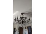Un lampadario a soffitto