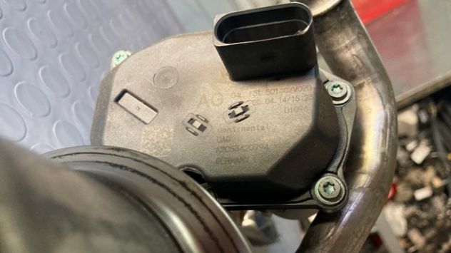 Radiatore gas scarico EGR Audi A3 8V 1.6 TDI del 2015 (04L131501C) - Foto 4
