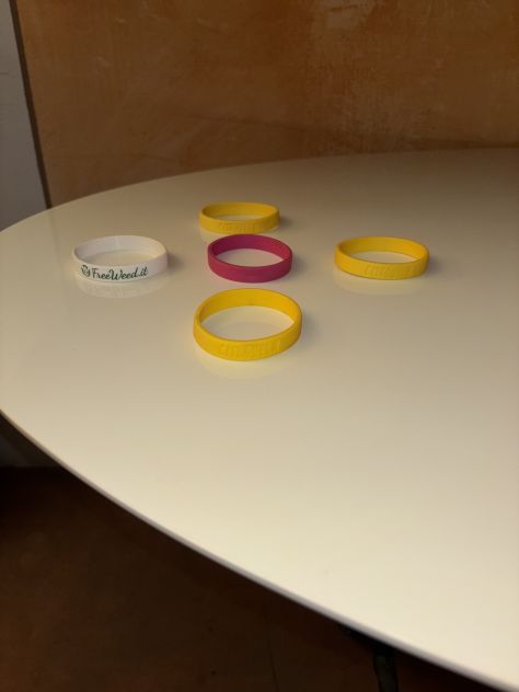 BLOCCO DA 5 BRACCIALETTI(1 BIANCO NUOVO,GLI ALTRI USATI POCO)UNISEX,IN GOMMA,UNI - Foto 4