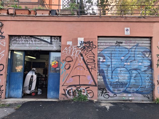 Negozio con due vetrine su strada ad ampio passaggio