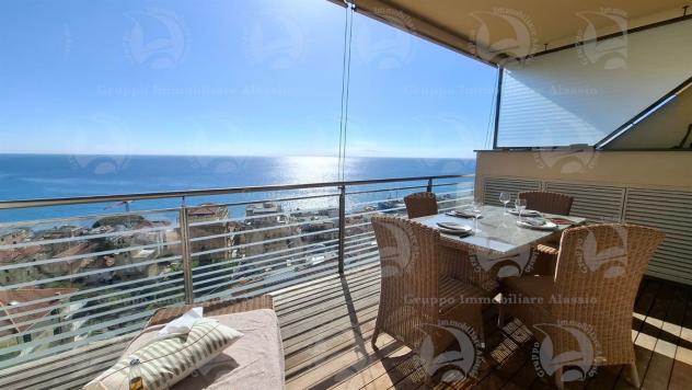 Alassio, appartamento vista mare con terrazzo vivibile, posto auto coperto e cantina