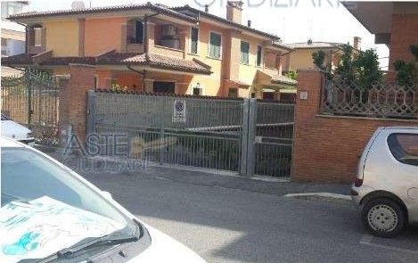 TORVAJANICA RUMENIA AFFITTASI VENDESI GARAGE 60 MQ. WC SOPPALCO 35 MQ MAGAZZINO