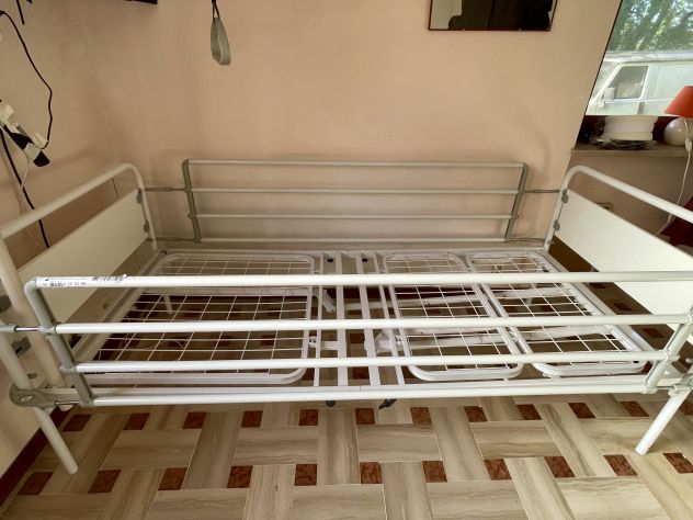 Letto Ortopedico di 2m, a due Manovelle , con sponde e triangolo alzamalati. - Foto 4