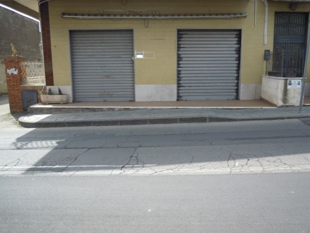 CODICE 7270 BOTTEGA 80 MQ CON DUE PUNTI LUCE A BELPASSO