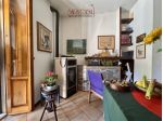 Appartamento con ingresso indipendente, ampio giardino e annessa casa in sasso