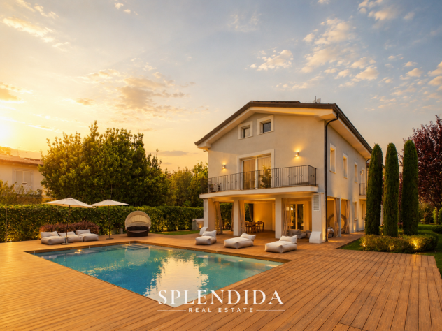 Villa in vendita a Vittoria Apuana - Forte dei Marmi 780 mq Rif: 1428245