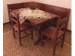 angolo panca 133x173 in tinta noce con tavolo 130x80x3 con due sedie