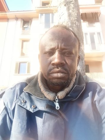 Africano cerca donna Tel:3274513351