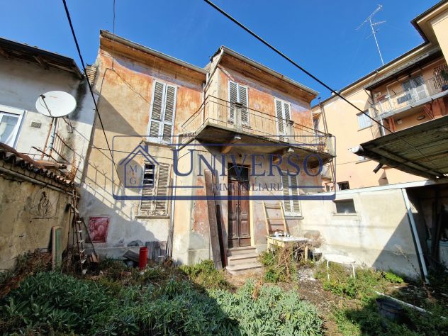 CASA INDIPENDENTE DA RISTRUTTURARE CON CORTILE IN CENTRO